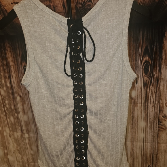 Vocal Cream Sleeveless Top with Eagle Design - Picture 4 of 4